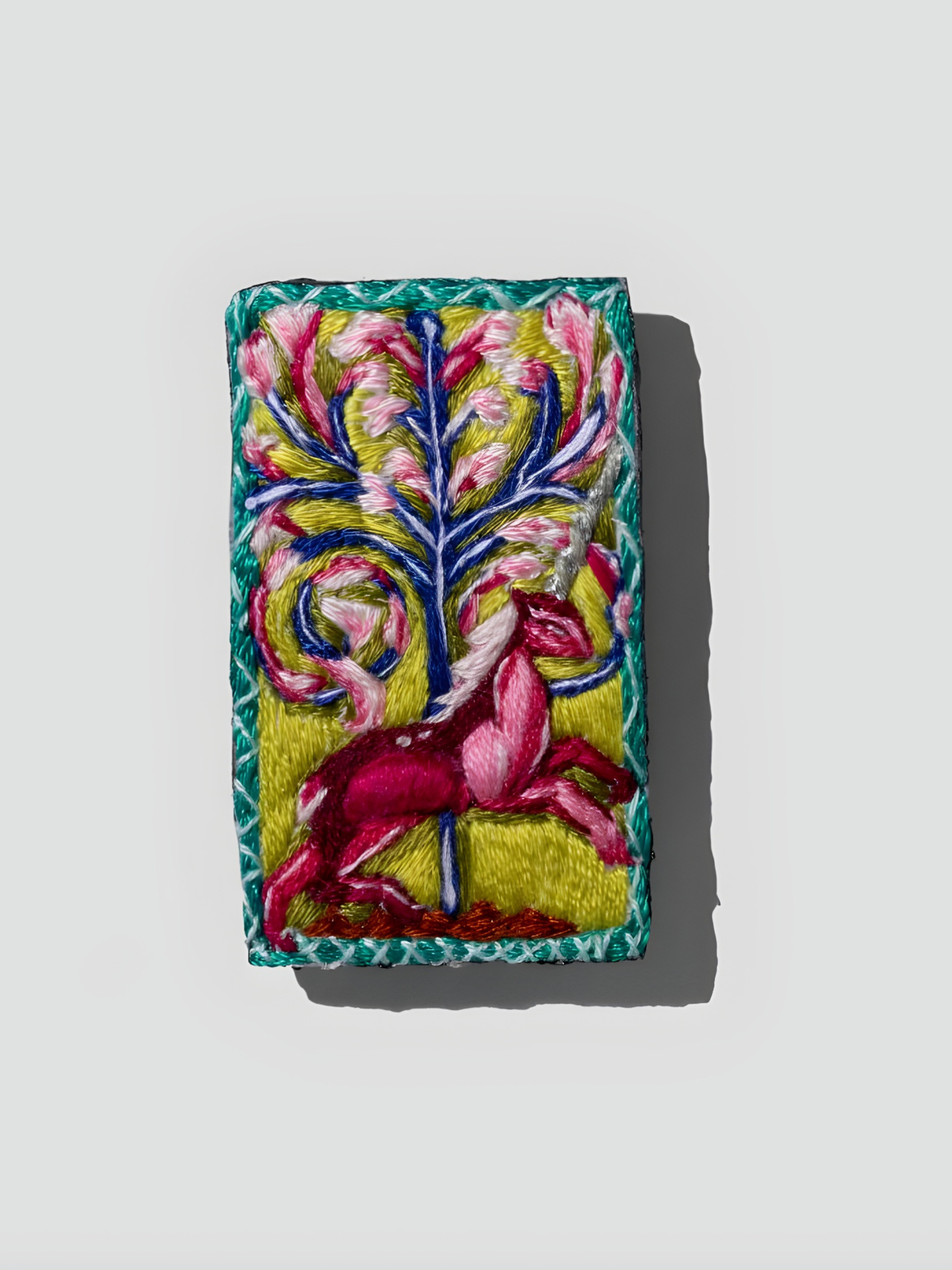 گل سینه تک شاخ
