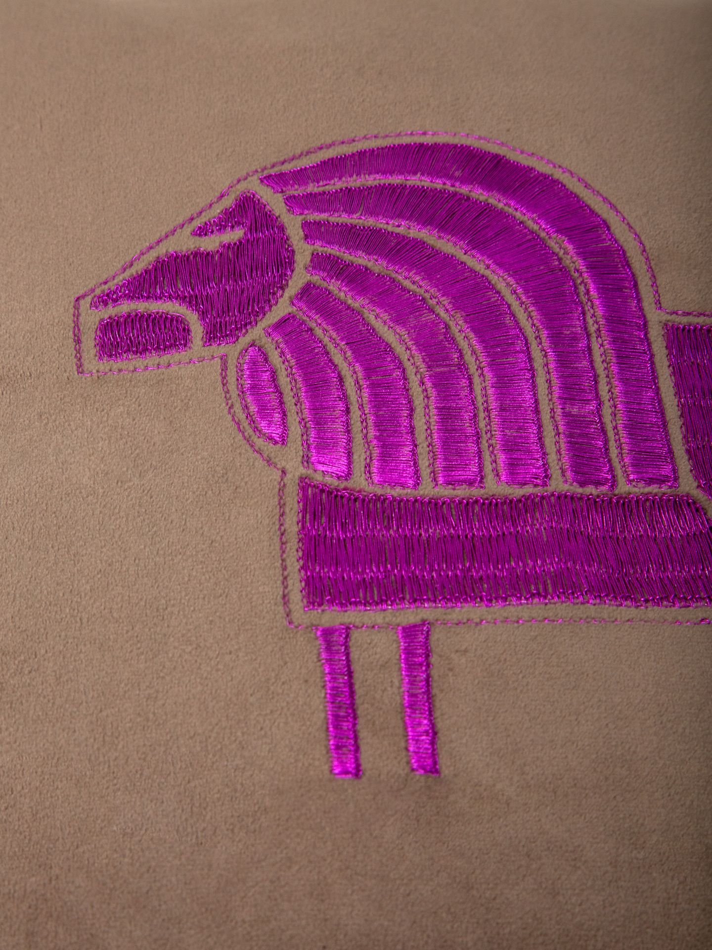  کوسن شیر بیشه توران خاکستری بنفش